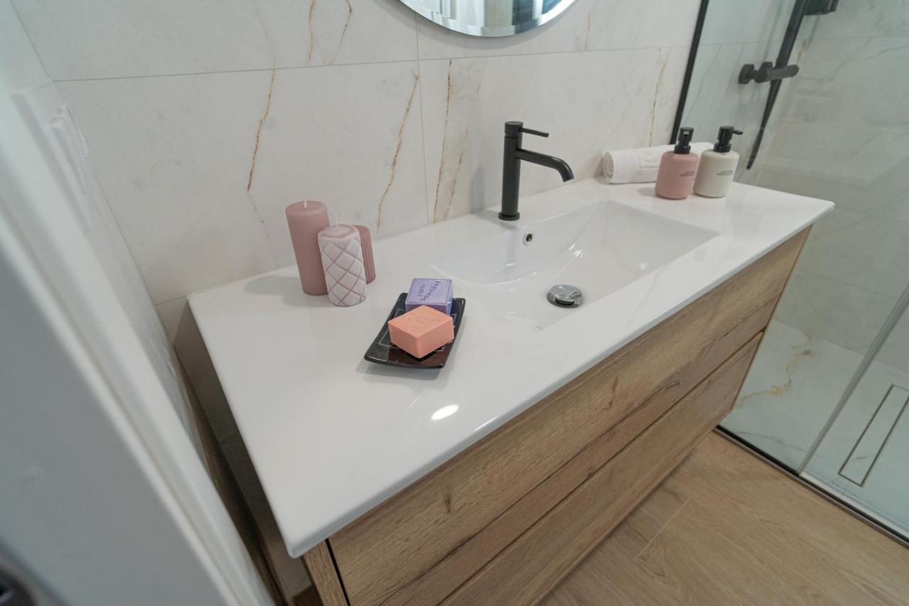Riam Suites Apartamentos Лос-Паласьос-и-Вильяфранка Экстерьер фото